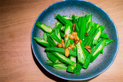 年纪大了管住嘴，吃瓜子花生，不如多吃这4种碱性菜，润燥降火助睡眠！