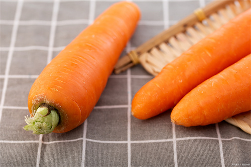 年纪大了管住嘴,吃瓜子花生,不如多吃这4种碱性菜,润燥降火助睡眠!