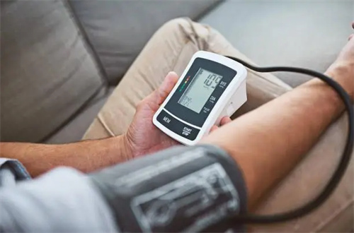 长期高血压，大脑难健康！每天吃几个它，预防脑萎缩，人到80记性强！