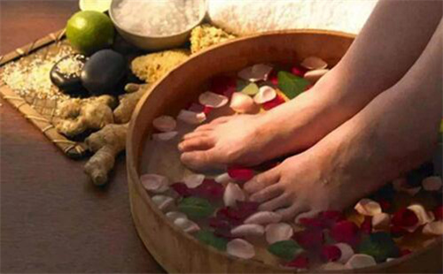 湿气越重越要泡——每天这样泡脚，寒湿不近身、血压有改善~
