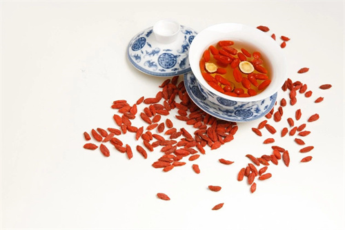 比枸杞还养肝，时常用它泡水喝，帮助平肝火、护脾胃！