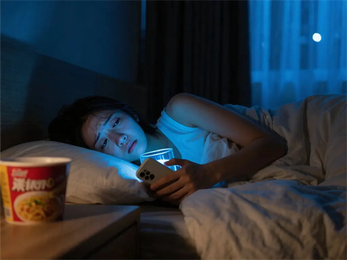 睡觉前的这个小习惯，不仅伤心脏，还会让你血糖失控！