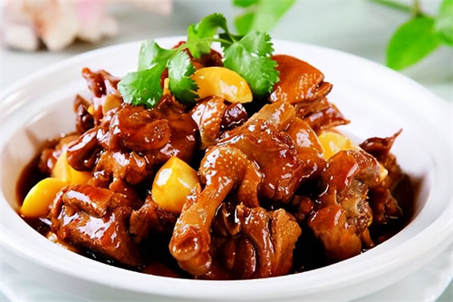 秋补正当时：这道"水中人参"炖的暖锅，补气血润秋燥，老少皆宜