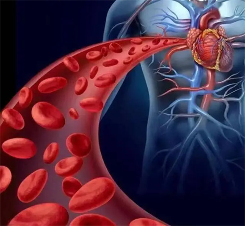 高血压正在悄悄偷袭年轻人!身体出现3个信号,说明血压高了