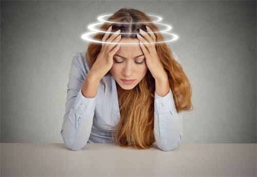 高血压正在悄悄偷袭年轻人!身体出现3个信号,说明血压高了