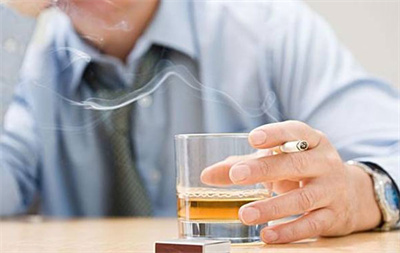 最伤肝的4种食物，碰一次、伤一次！还有1个行为直接加速肝脏病变，劝你赶紧改