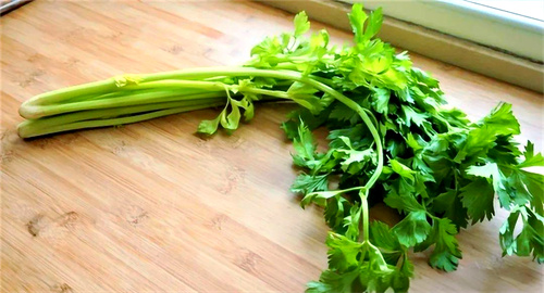 别扔！芹菜叶是“降压神器”，营养是茎的8倍！这么吃效果更好